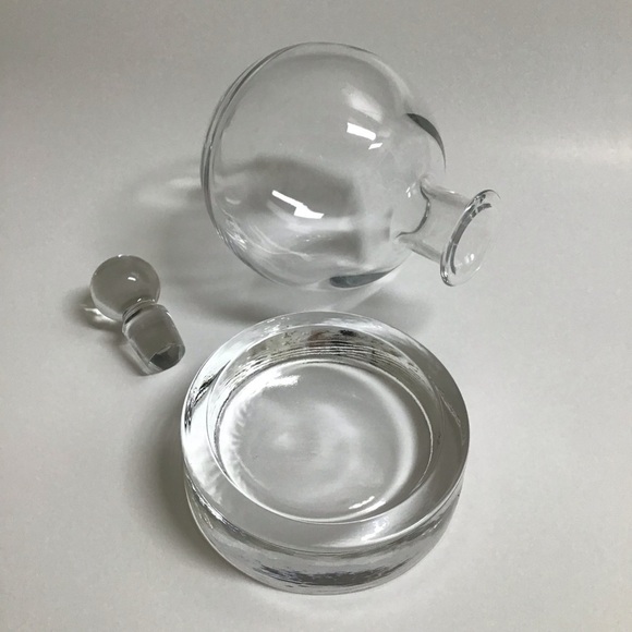 Round Whiskey Decanter Clear Glass Tilted Saucer Base Stopper Modern Barware 3PC - Picture 5 of 8